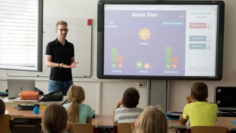 Ekrany reklamowe w szkole: nowoczesne tablice multimedialne i infokioski