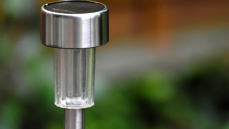 Lampy solarne ogrodowe: Oświetl swój ogród ekologicznie!