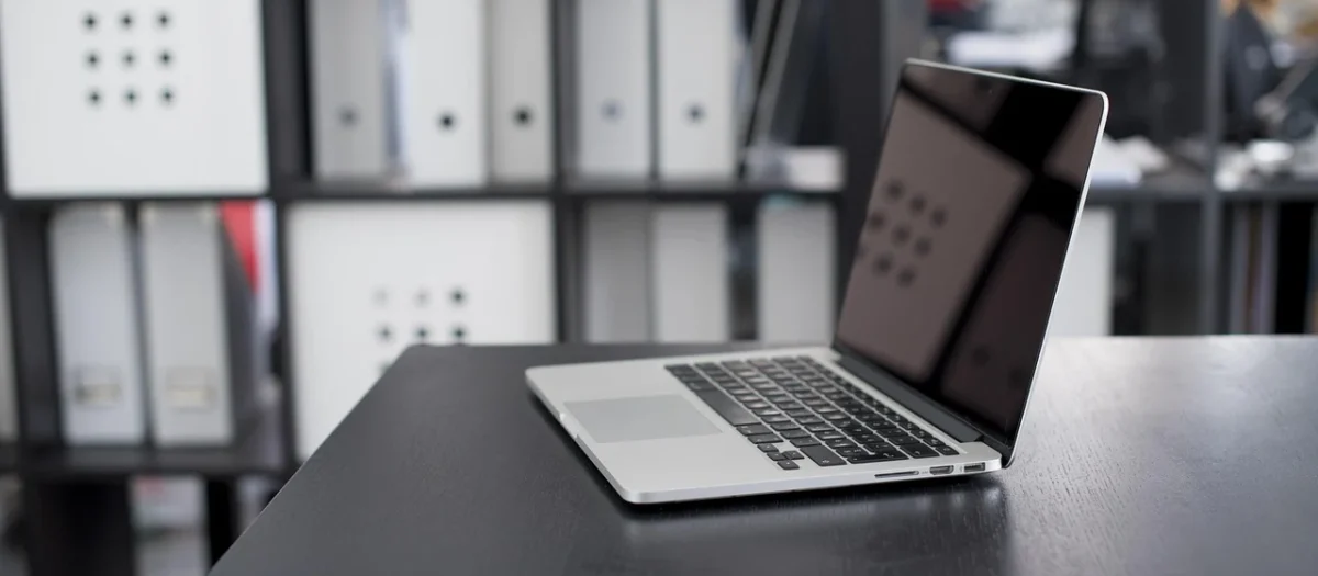 Laptop do pracy biurowej – czym się kierować przy jego wyborze?