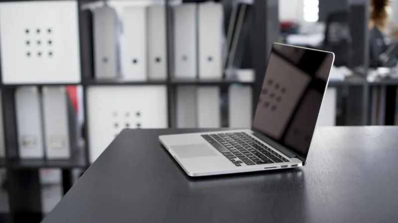 Laptop do pracy biurowej – czym się kierować przy jego wyborze?