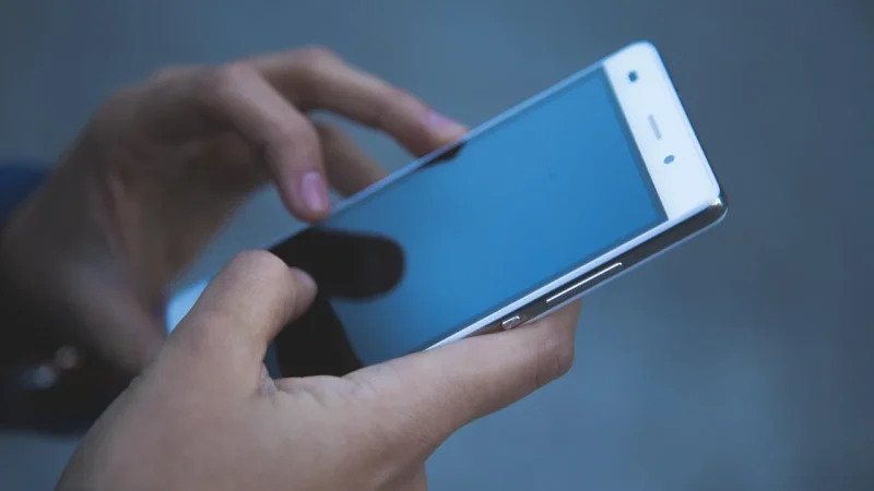 Telefon dla niedowidzących: Wygodne rozwiązanie dla osób starszych i niewidomych